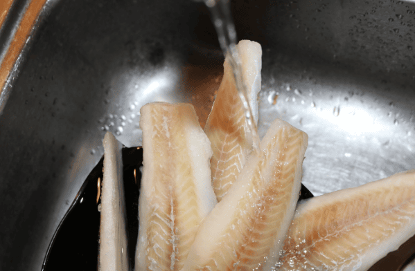Frosne fisk optøs bedst i koldt vand
